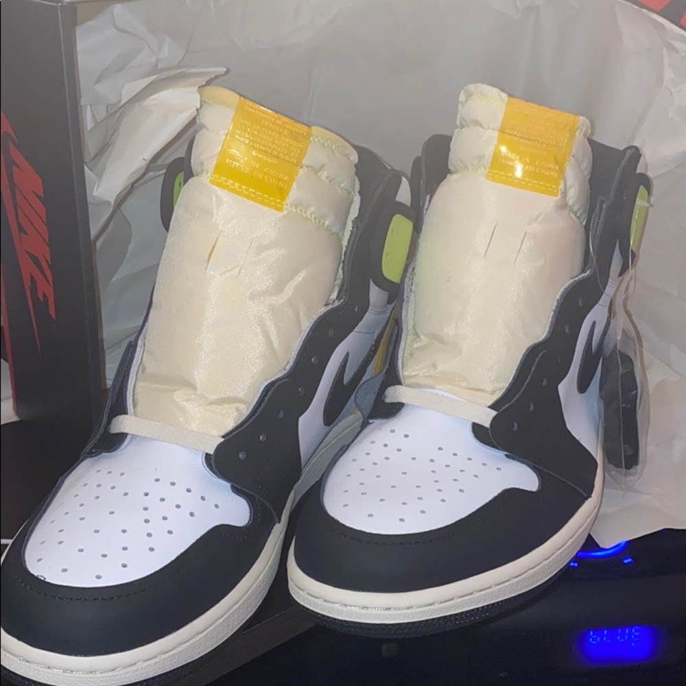 Jordan’s High 1’s -Volt Gold - Picture 4 of 6